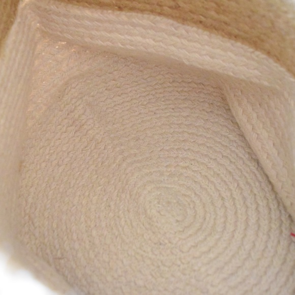 STRAW BAG WITH POMPOMS BRAND NEW - Picture 2 of 2